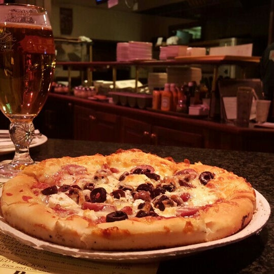 Foto tirada no(a) Bratskellar Pizza Pub por Brad B. em 11/18/2015