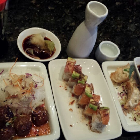 Foto tirada no(a) Toro Sushi Bar Lounge por Kevin W. em 3/14/2014