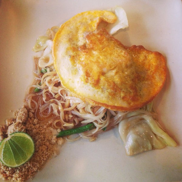Foto scattata a Pum Thai Restaurant &amp; Cooking School da Madeleine il 10/7/2013