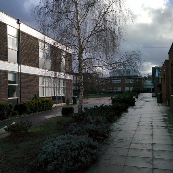 Школа hanover high в америке. Вайт школа. White школа. Вайт школа. Светлый интерьер школа.