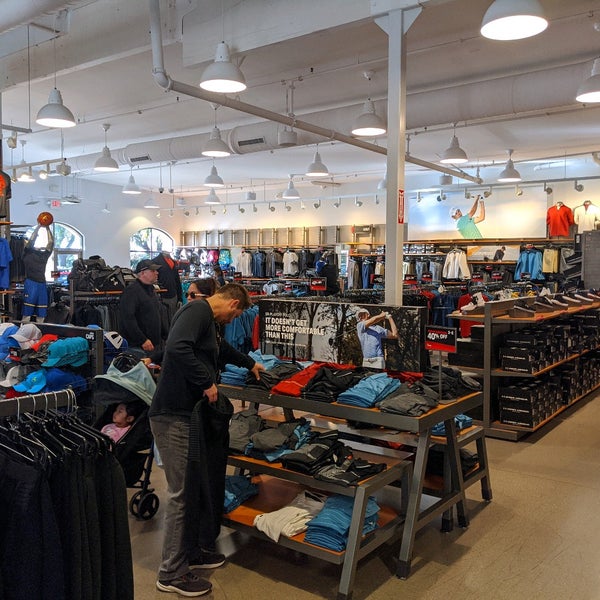 Under Armour Outlet Store Near Me almoire