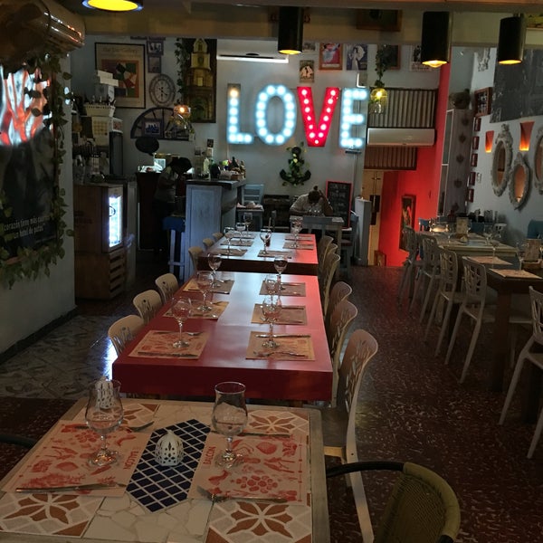 9/2/2016 tarihinde Adrian B.ziyaretçi tarafından El Balcón Eat Drink Love'de çekilen fotoğraf