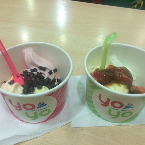 Foto tirada no(a) YoYo Frozen Yoghurt por Yana M. em 9/28/2014