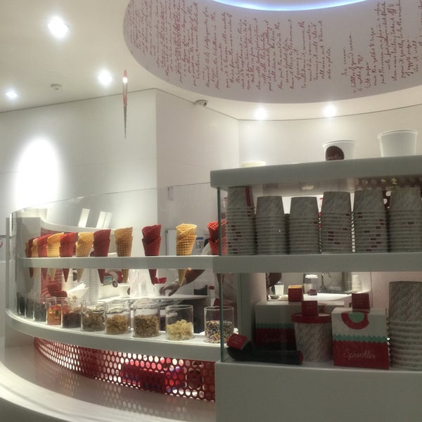 Photo taken at Sprinkles Beverly Hills Ice Cream by Jennath Nice S. on 8/14/2016