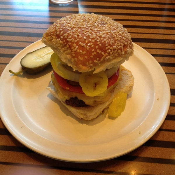 Das Foto wurde bei Bobby&#39;s Burger Palace von Momin N. am 5/1/2014 aufgenommen