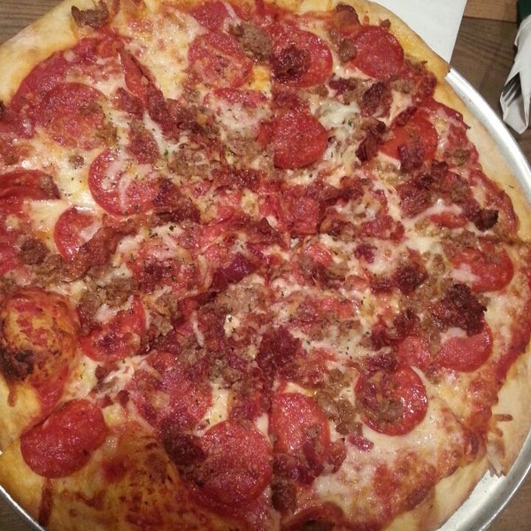 6/14/2014にBret W.がFeraro&#39;s Jersey Style Pizzaで撮った写真