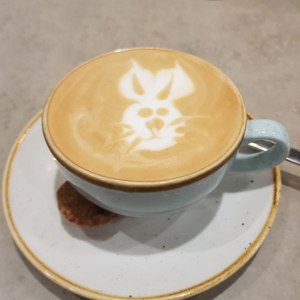 Foto scattata a la manera coffee food cocktails da Ulisses @ M. il 4/21/2019