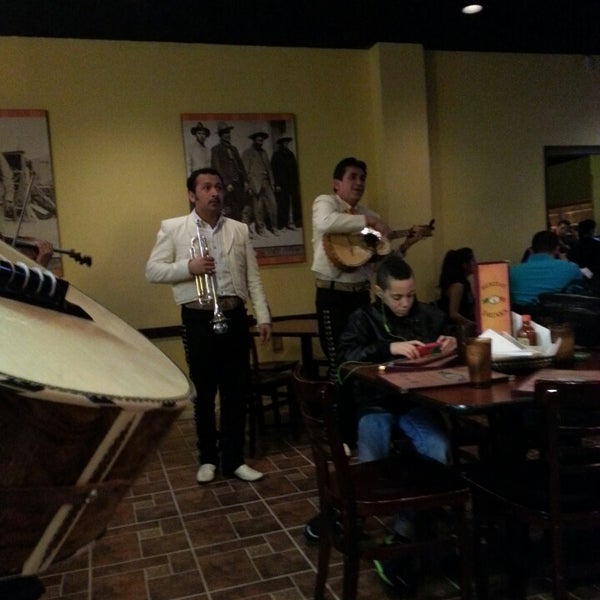 รูปภาพถ่ายที่ Pancho Villa Mexican Restaurant โดย Jodie M. เมื่อ 3/30/2013