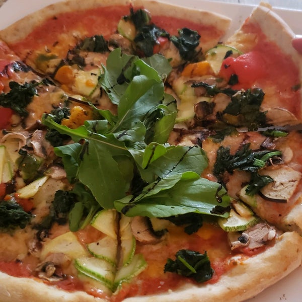 Foto diambil di Veggitalia Pizza &amp; Osteria Vegetariana oleh Israel A. pada 4/10/2022