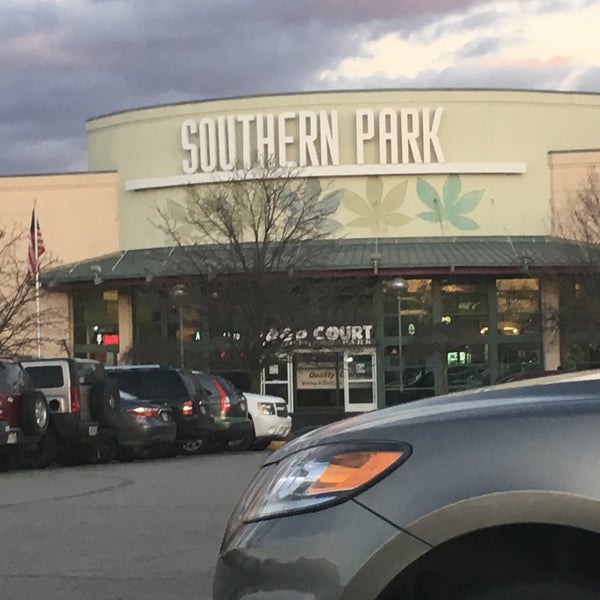 รูปภาพถ่ายที่ Southern Park Mall โดย Charles W. เมื่อ 12/6/2017