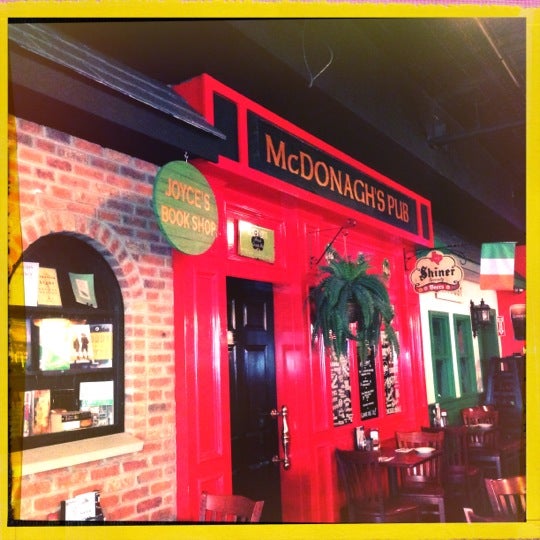 รูปภาพถ่ายที่ McDonagh&#39;s Pub โดย Jill Z. เมื่อ 11/26/2012