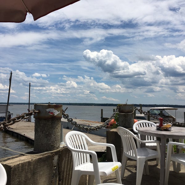 6/25/2017 tarihinde Phil L.ziyaretçi tarafından Tim&#39;s Rivershore Restaurant and Crabhouse'de çekilen fotoğraf