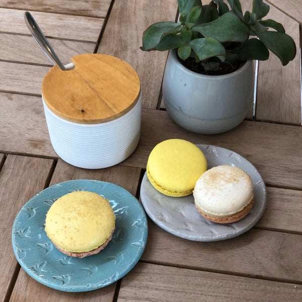 รูปภาพถ่ายที่ Chez Dodo - Artisan Macarons &amp; Café โดย Balázs H. เมื่อ 9/28/2019