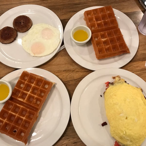 Foto tirada no(a) More Than Waffles por Maggie Y. em 9/15/2017