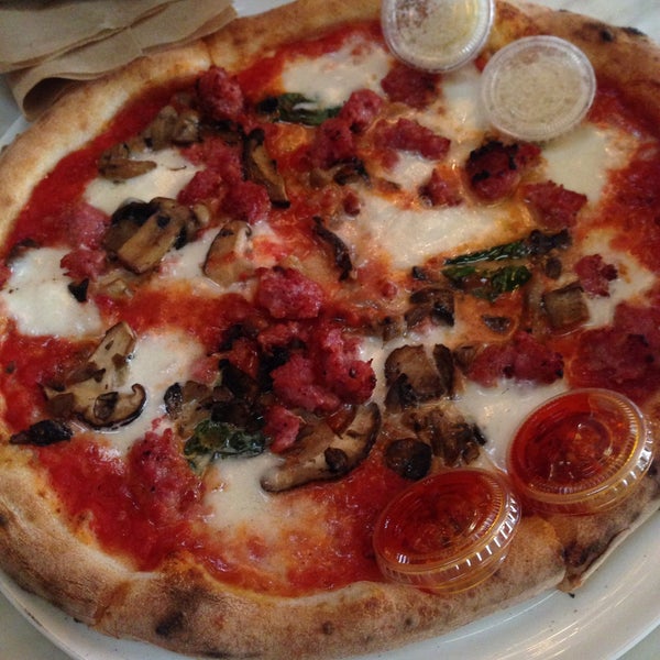 Foto tomada en 800 Degrees Neapolitan Pizzeria  por Maggie Y. el 1/26/2015