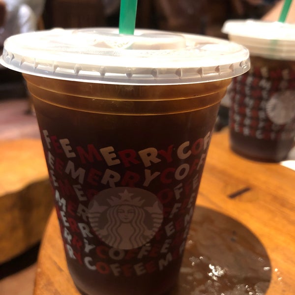 Foto diambil di Starbucks oleh Jorge A. pada 1/12/2020