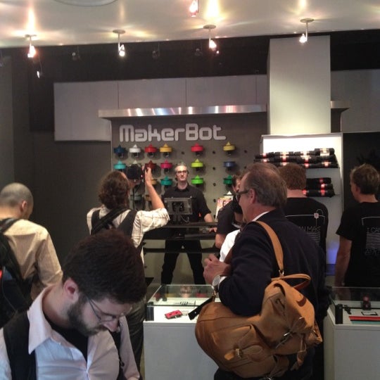 รูปภาพถ่ายที่ MakerBot Store โดย Brad F. เมื่อ 9/19/2012