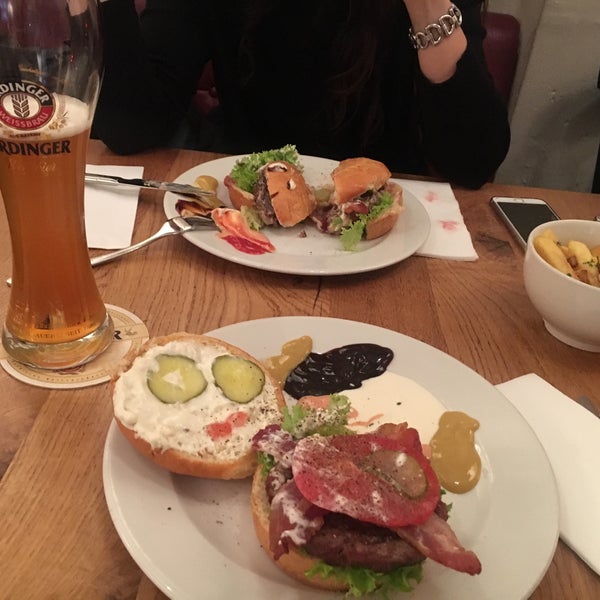 Foto scattata a Ruff&#39;s Burger da Volkan A. il 11/26/2016
