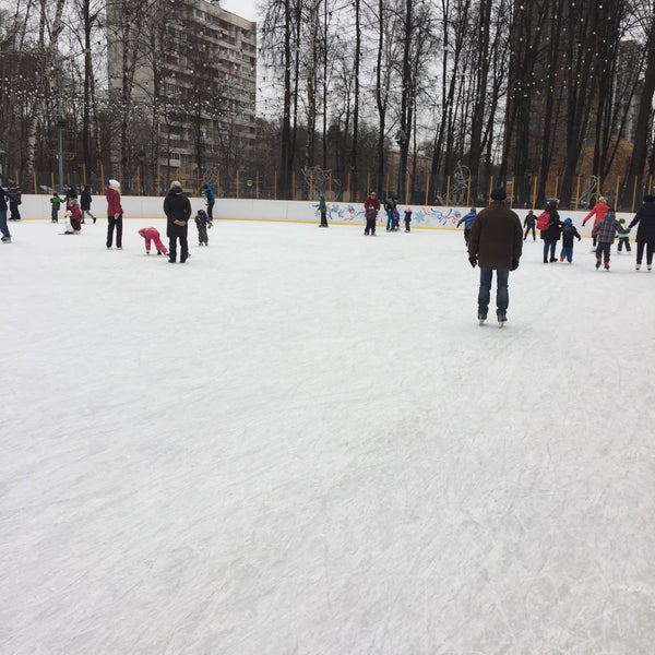 Каток метелица в бабушкинском парке