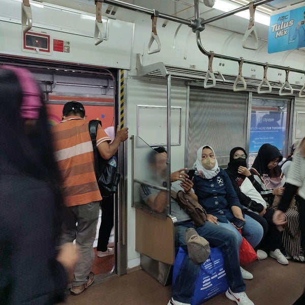 Foto scattata a Stasiun Jakarta Kota da Veery S. il 11/26/2022