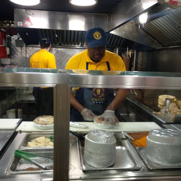 Photo taken at The Halal Guys by Veery S. on 5/20/2019