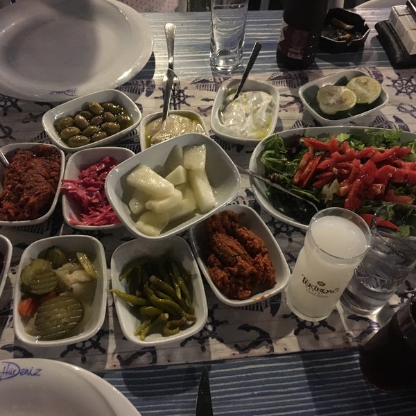 รูปภาพถ่ายที่ Hürdeniz Fish &amp; Meat Restaurant โดย Hasan Hüseyin Yüksel เมื่อ 8/23/2019