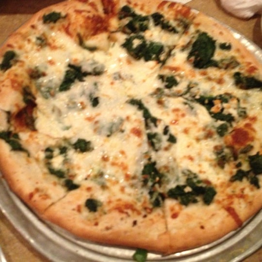 รูปภาพถ่ายที่ Angelo&#39;s Pizza &amp; Pasta โดย Coolearth S. เมื่อ 10/20/2012