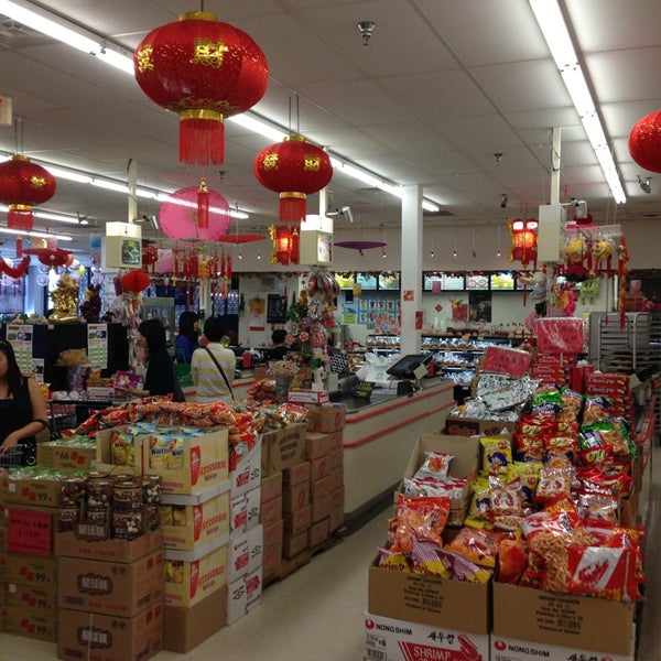 5/30/2013 tarihinde EVAN R.ziyaretçi tarafından Grand Asia Market'de çekilen fotoğraf