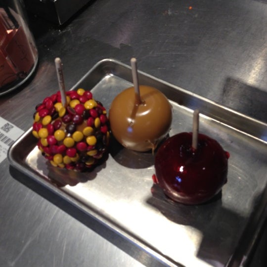 Photo taken at Amy&#39;s Candy Kitchen &amp; Gourmet Caramel Apples by Jon D. on 11/3/2012