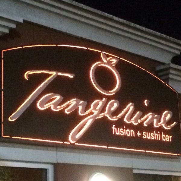 รูปภาพถ่ายที่ Tangerine Fusion + Sushi Bar โดย Andrew M. เมื่อ 3/30/2014