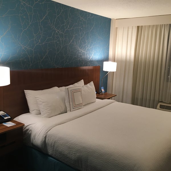 Снимок сделан в Fairfield Inn &amp; Suites Charlotte Uptown пользователем Andrew M. 11/15/2016