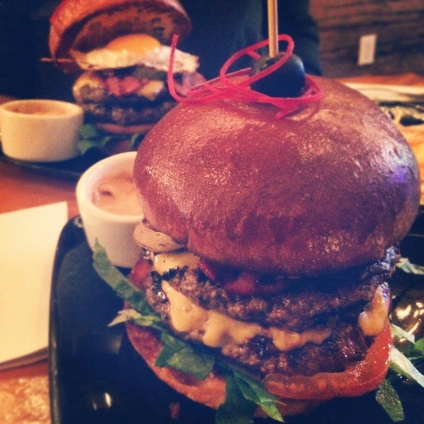 Foto scattata a Smokey Burger Organic da Mystique il 5/22/2014