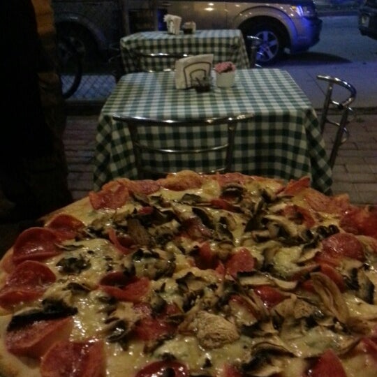 Photo taken at Osteria Marguerita. Pizza a La Leña by Jorge D. on 5/9/2014