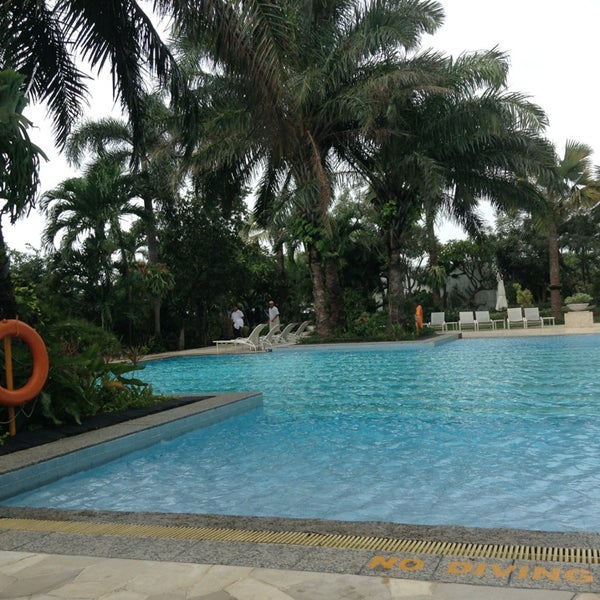Das Foto wurde bei Poolside - Hotel Mulia Senayan, Jakarta von Chris E. am 2/11/2013 aufgenommen