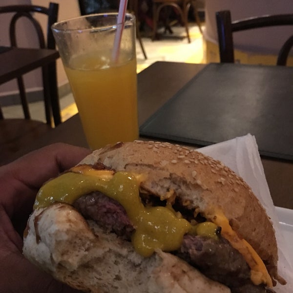 Foto scattata a Paulista Burger da Thiago A. il 11/24/2016