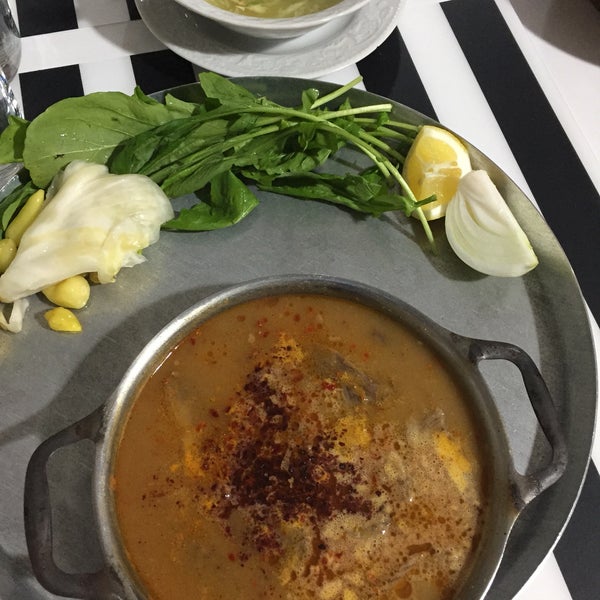 Das Foto wurde bei Kelle Paşa Restaurant von Soner Ç. am 3/30/2017 aufgenommen