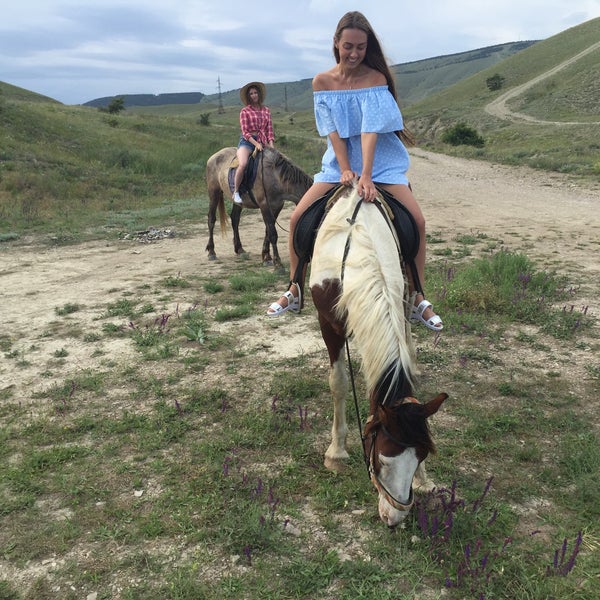 Конные прогулки лазаревское идальго. Агачаул конные прогулки. Конная прогулка на лошадях. Конные прогулки набережные. Катание на лошадях.