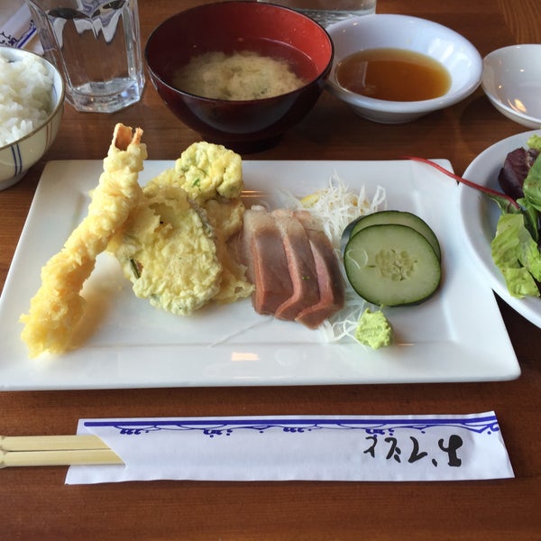 รูปภาพถ่ายที่ Mirakutei Sushi &amp; Ramen โดย gmeinerray เมื่อ 3/16/2016
