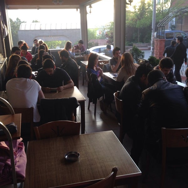 Foto diambil di Karaelmas Oyun Salonu Restaurant&amp;Cafe oleh Recep Tuğçe Y. pada 4/22/2014