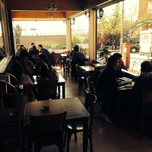 Foto diambil di Karaelmas Oyun Salonu Restaurant&amp;Cafe oleh Recep Tuğçe Y. pada 4/15/2014