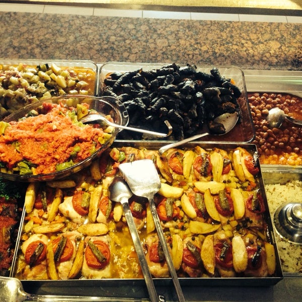Foto diambil di Karaelmas Oyun Salonu Restaurant&amp;Cafe oleh Recep Tuğçe Y. pada 5/19/2014