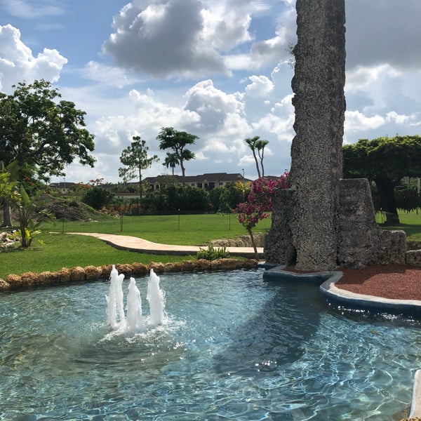 6/23/2018 tarihinde Adrienne S.ziyaretçi tarafından Coral Castle'de çekilen fotoğraf