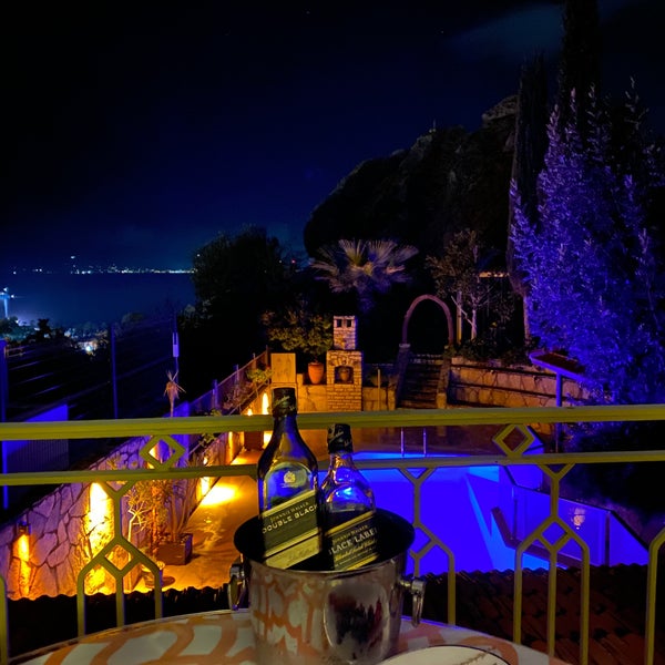 Foto diambil di Manastır Hotel &amp; Suites oleh DaVid🔱 pada 1/22/2023