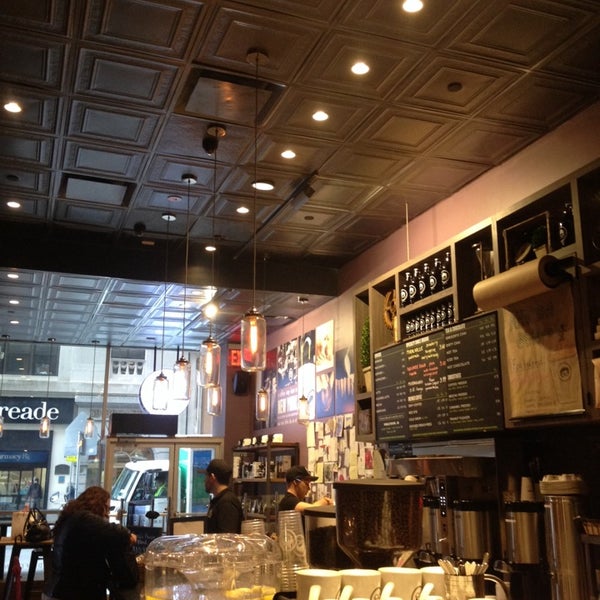 5/23/2014 tarihinde William S.ziyaretçi tarafından Gregorys Coffee'de çekilen fotoğraf