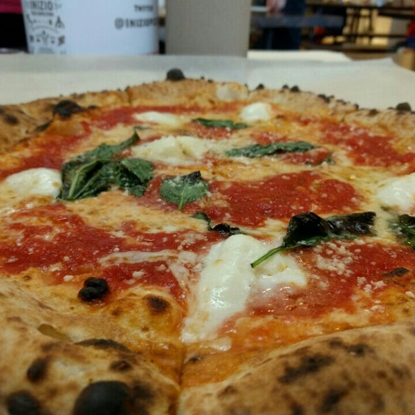 Foto scattata a Inizio Pizza Napoletana da Richard R. il 4/1/2016