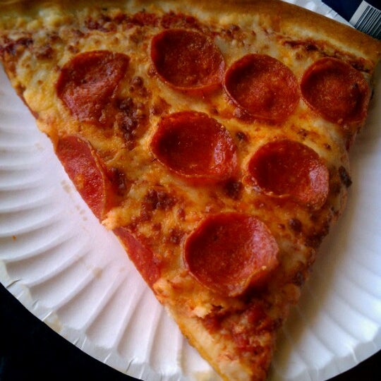 Photo taken at Joe&#39;s Pizza Buy the Slice by Vanessa C. on 11/4/2012