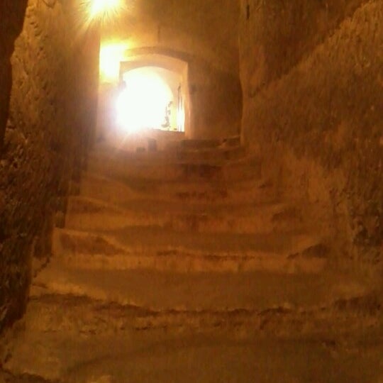 Foto diambil di Storica Casa Grotta di Vico Solitario oleh Robert H. pada 9/14/2012
