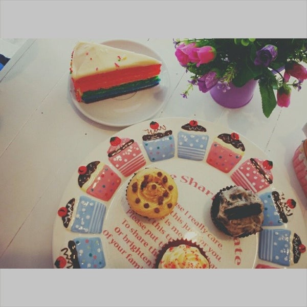 Das Foto wurde bei Phoebe&#39;s Cupcakery von Arnel A. am 6/20/2014 aufgenommen
