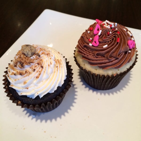 Foto scattata a Crème Cupcake + Dessert da Erin R. il 2/8/2014
