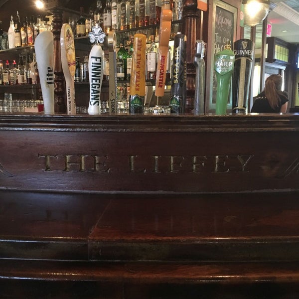 Снимок сделан в The Liffey Irish Pub пользователем Seth K. 9/14/2017